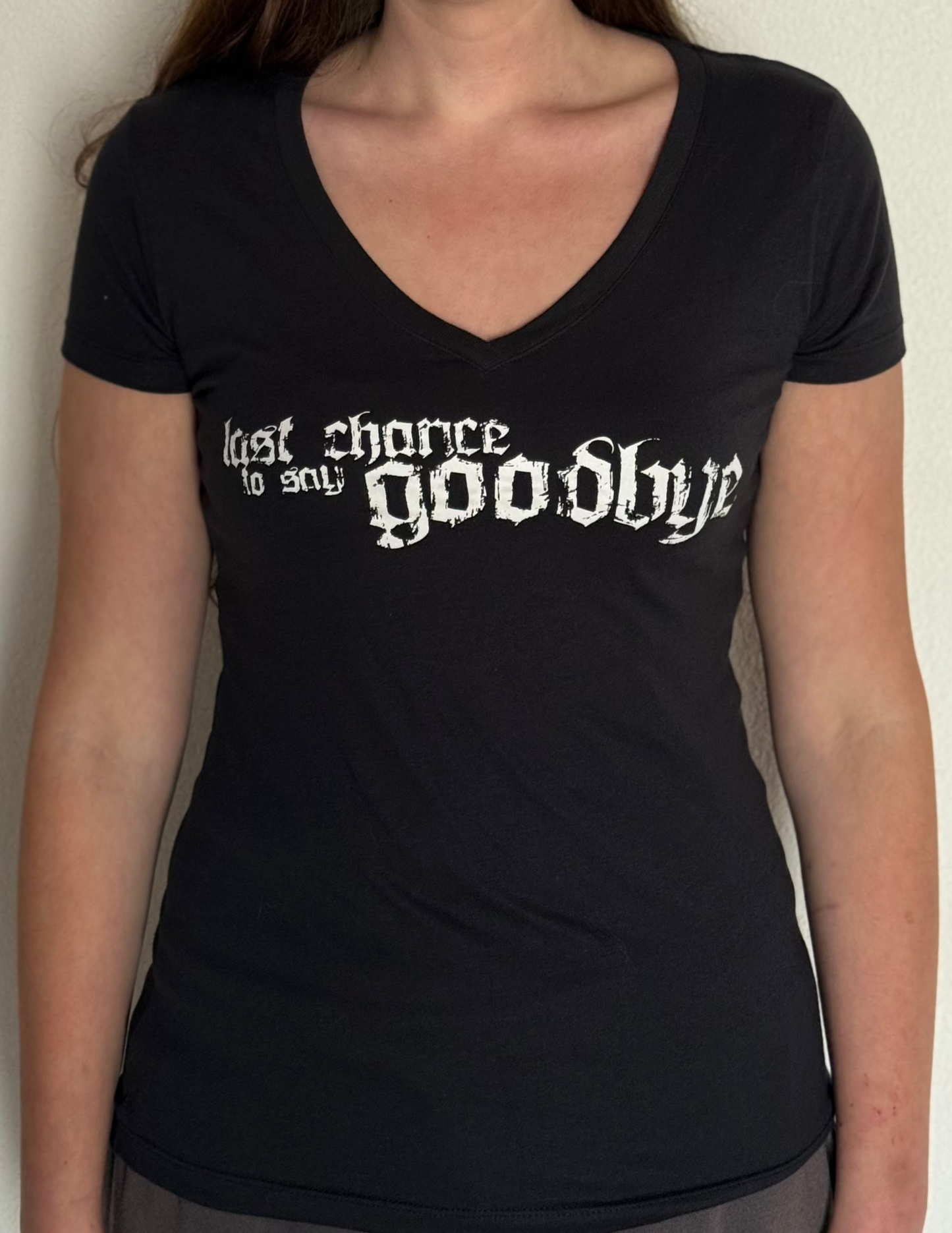 A Call to / Logo tailliertes Shirt mit V-Auschnitt schwarz - limited